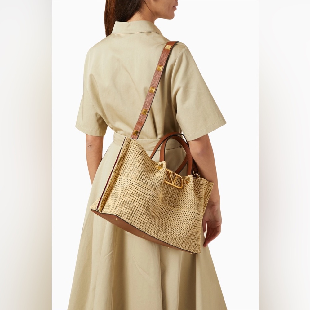 Valentino Garavani Vlogo straw medium tote - Picture 8 of 16